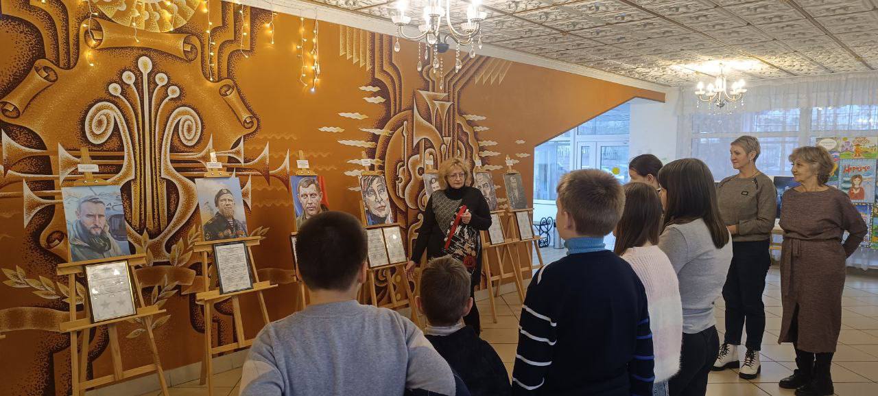 Искусство, пронизанное мужеством: В ДШИ «Симфония Приморья» прошла выставка-лекция о Героях Отечества Искусство, пронизанное мужеством: В ДШИ «Симфония Приморья» прошла выставка-лекция о Героях Отечества