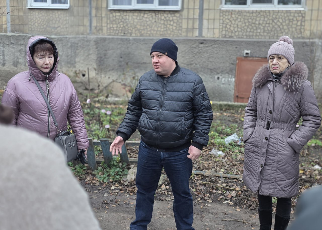 Руководитель Управы Куйбышевского района Иван Адамец и депутат Донецкого городского совета Дмитрий Пефтеев провели встречу с жителями многоквартирного дома №22 по проспекту Трудовых Резервов