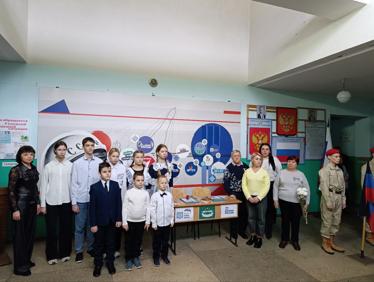 В Амвросиевской школе №5 открыли «Парту Героя» в честь Александра Кременя В Амвросиевской школе №5 открыли «Парту Героя» в честь Александра Кременя