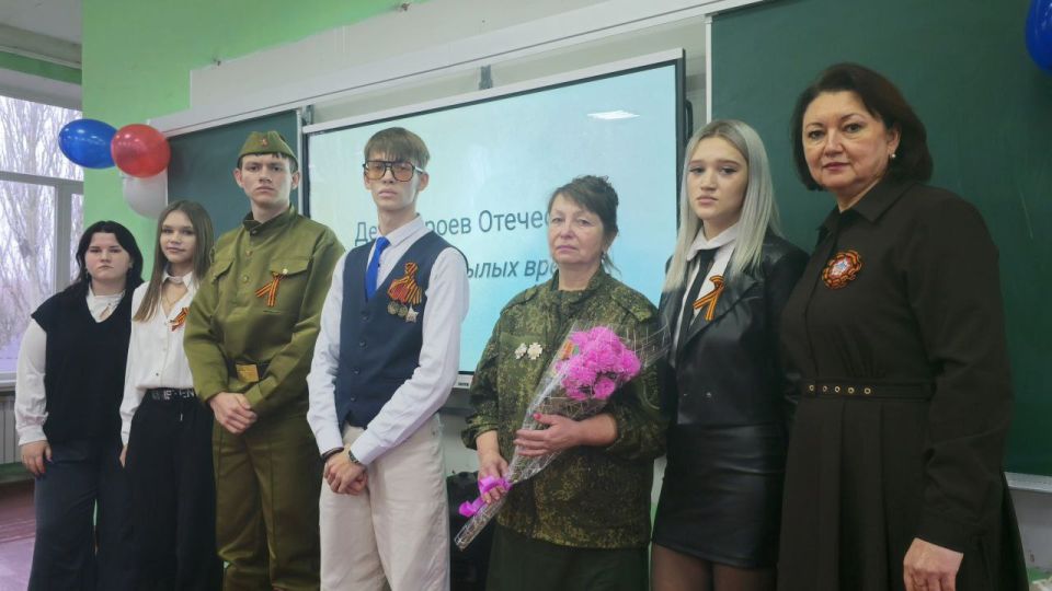 В День героев Отечества в Торезском филиале РАНХиГС прошёл Урок мужества "От героев былых времен..." В День героев Отечества в Торезском филиале РАНХиГС прошёл Урок мужества "От героев былых времен..."