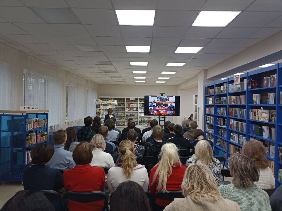 9 декабря в день Героев Отечества, в читальном зале центральной городской модельной библиотеке прошло памятное мероприятие «Бессмертен тот, кто Отечество спас» 9 декабря в день Героев Отечества, в читальном зале центральной городской модельной библиотеке прошло памятное мероприятие «Бессмертен тот, кто Отечество спас»