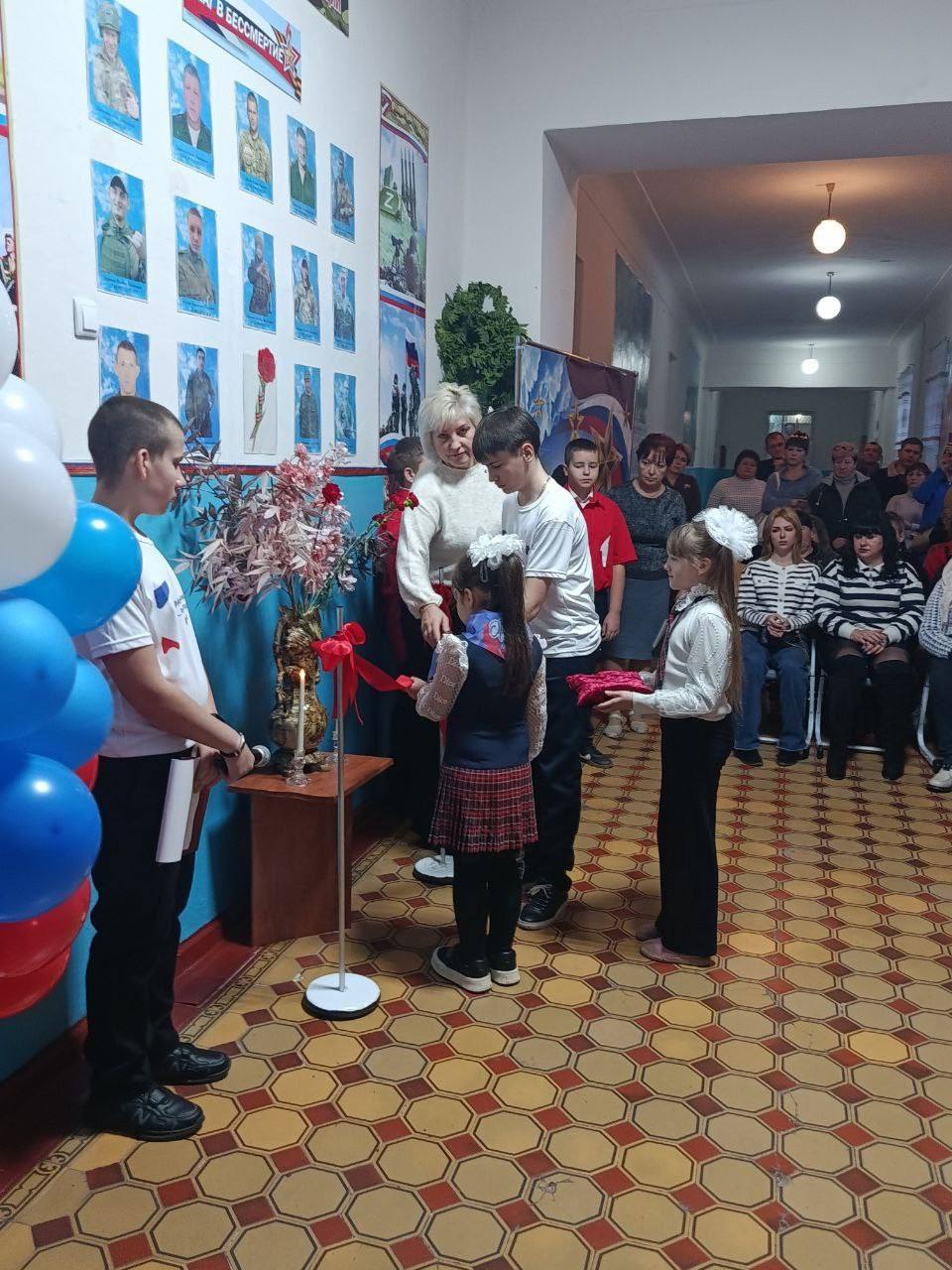 8 декабря в ГБОУ «ОШ № 20 Г.О. МАКЕЕВКА» состоялось торжественное открытие Стены Памяти выпускников школы, погибших при исполнении воинского долга