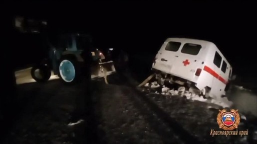 Выручили бригаду скорой помощи, оказавшуюся в снежном плену, инспекторы ДПС в Красноярском крае