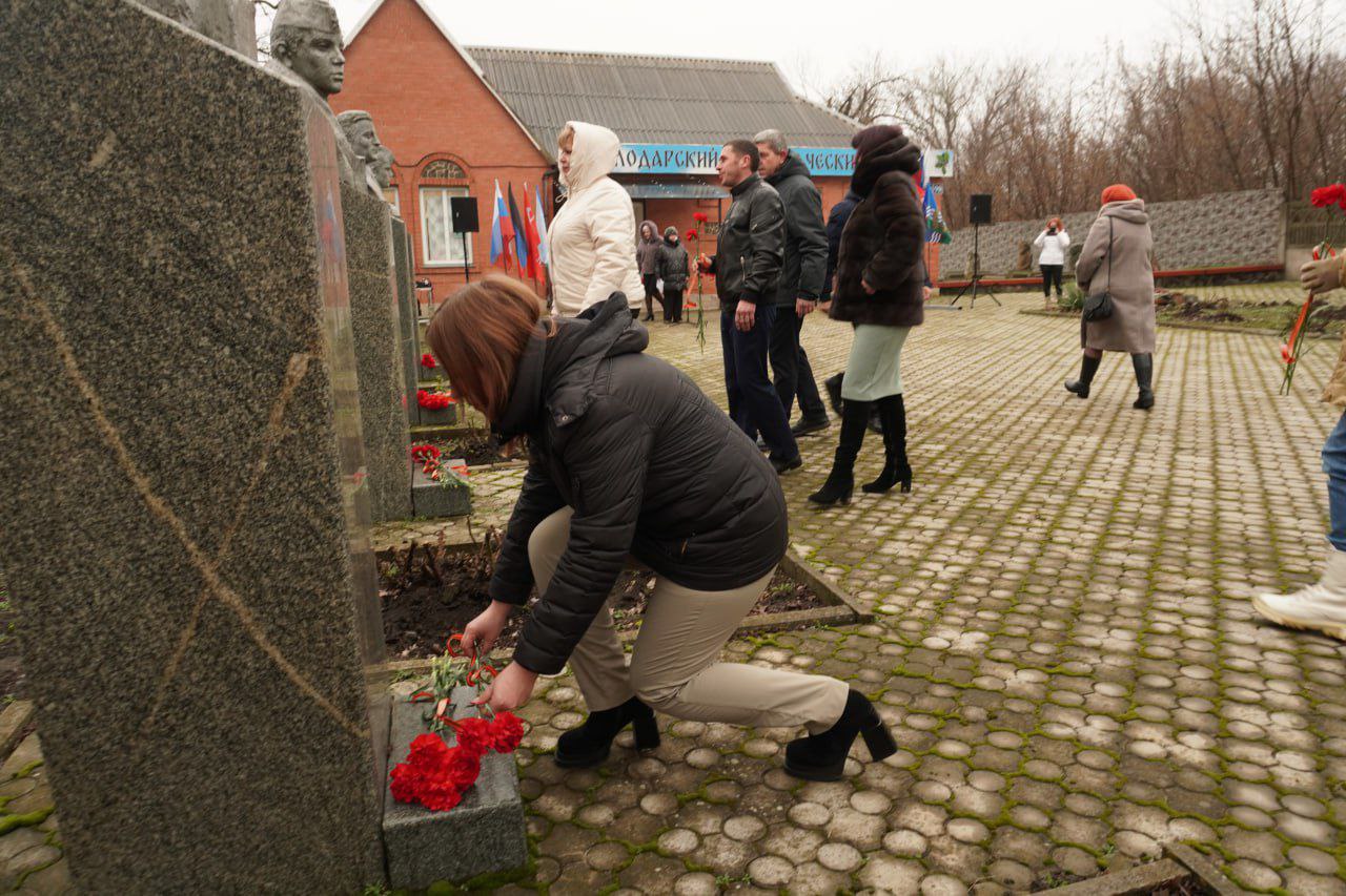 Сергей Юзвинкевич: В День Героев Отечества вся страна замирает в благодарной памяти о подвигах наших защитников Сергей Юзвинкевич: В День Героев Отечества вся страна замирает в благодарной памяти о подвигах наших защитников