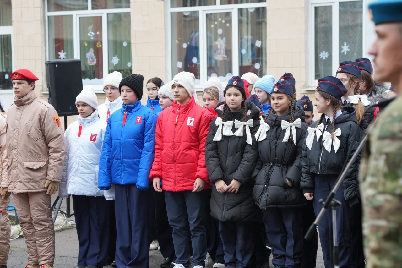 Олег Трофимов: В День Героев Отечества в донецкой школе 115 открыли бюсты кавалеров ордена Мужества Ивана Коковина и Майкла Глосса Олег Трофимов: В День Героев Отечества в донецкой школе 115 открыли бюсты кавалеров ордена Мужества Ивана Коковина и Майкла Глосса