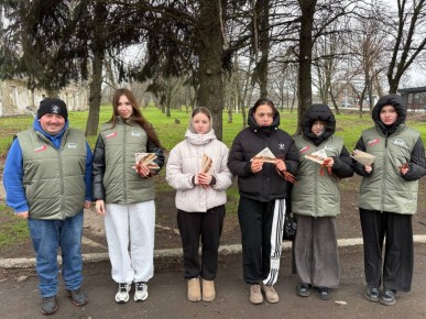 Позабыть мы их не в праве. Активисты Тельмановского районного штаба МР и МГЕР ДНР провели акцию «Герои Отечества»
