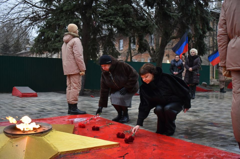Игорь Лызов: В День Героев Отечества в Мемориальном сквере Амвросиевки вместе с коллега и единомышленниками возложили цветы к Вечному огню в память о сильных и мужественных людях, чьи подвиги и заслуги внесли вклад в защиту... Игорь Лызов: В День Героев Отечества в Мемориальном сквере Амвросиевки вместе с коллега и единомышленниками возложили цветы к Вечному огню в память о сильных и мужественных людях, чьи подвиги и заслуги внесли вклад в защиту...