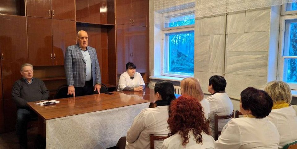 9 декабря состоялась встреча депутата Макеевского городского совета ДНР первого созыва Олега Венжеги с трудовым коллективом Городской больницы № 6. В ходе диалога были затронуты актуальные вопросы, касающиеся жизни города и... 9 декабря состоялась встреча депутата Макеевского городского совета ДНР первого созыва Олега Венжеги с трудовым коллективом Городской больницы № 6. В ходе диалога были затронуты актуальные вопросы, касающиеся жизни города и...