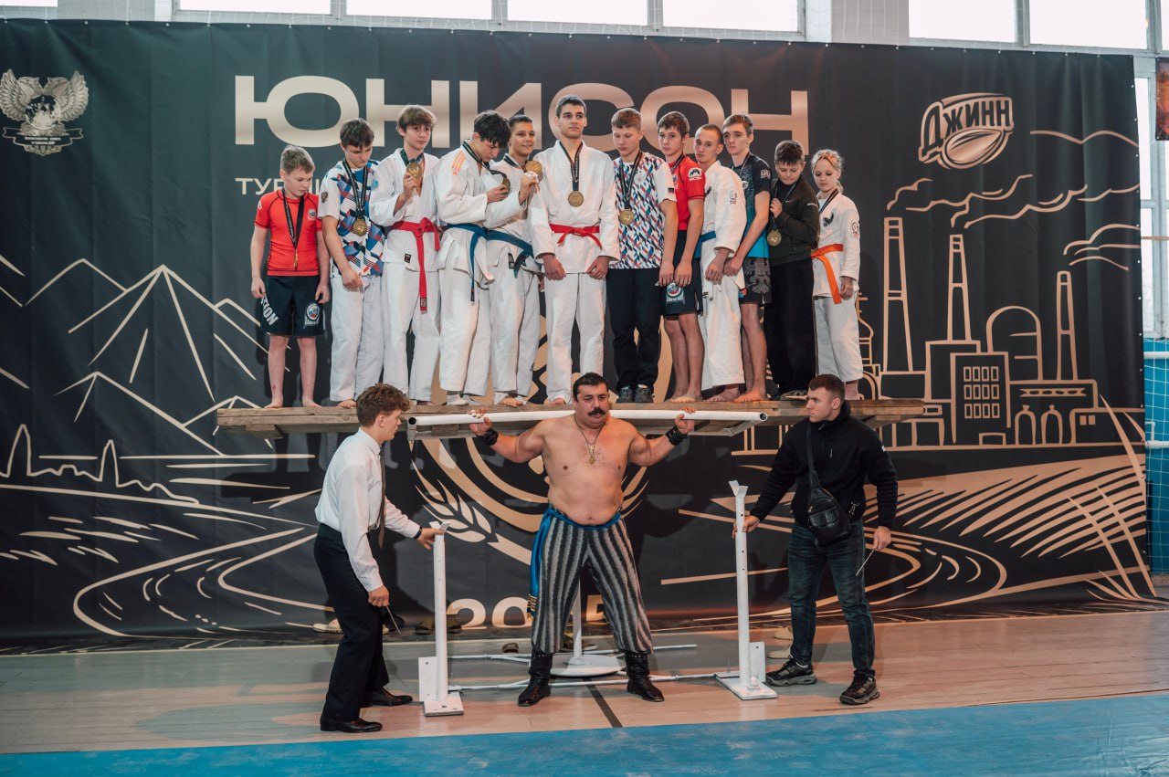 Богатырь 21 века Дмитрий Халаджи позволил спортсменкам из ДНР станцевать на нем лежа на битом стекле Богатырь 21 века Дмитрий Халаджи позволил спортсменкам из ДНР станцевать на нем лежа на битом стекле