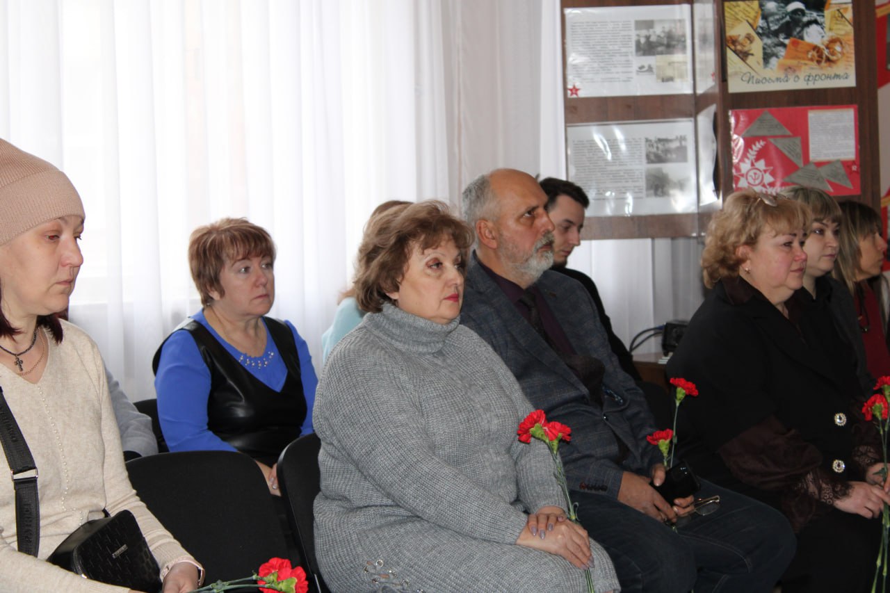 Навсегда в строю памяти. По партийному проекту «Новая школа», реализуемому при поддержке партии «Единая Россия» и регионального общественного движения «Донецкая Республика», в одной из школ Горловки состоялось торжественное...