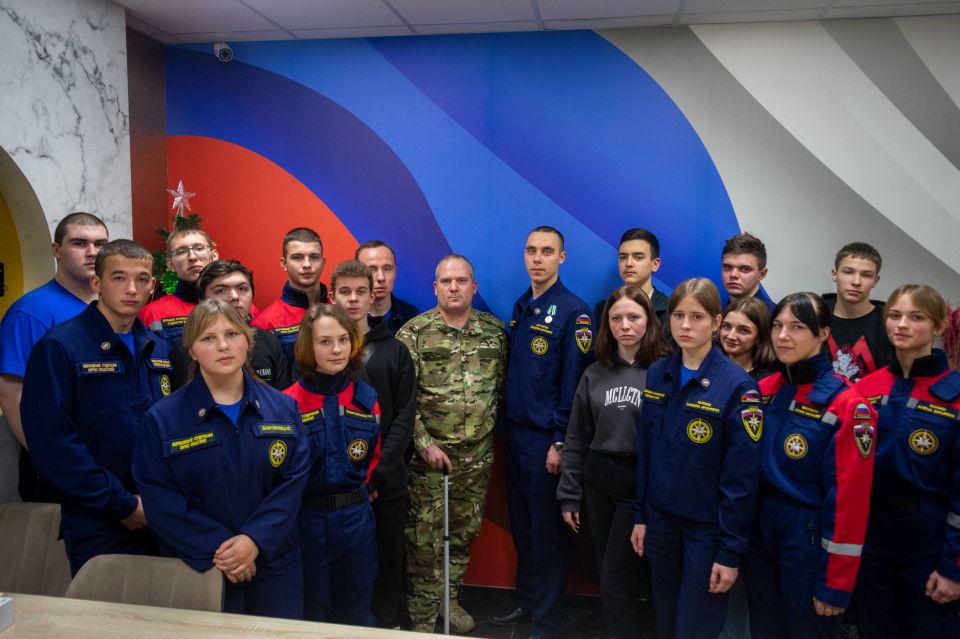 В День Героев Отечества добровольцы Донецкого РО ВСКС встретились с защитником Родины — участником боевых действий, который получил три боевых ранения во время службы В День Героев Отечества добровольцы Донецкого РО ВСКС встретились с защитником Родины — участником боевых действий, который получил три боевых ранения во время службы