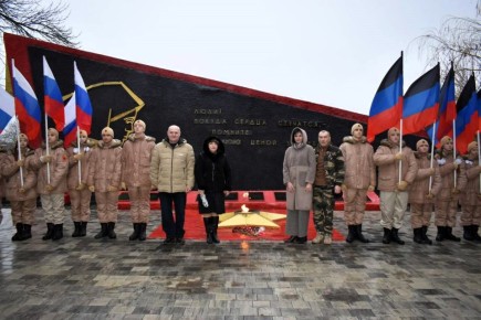 В Амвросиевке ветераны-защитники почтили память Героев Отечества
