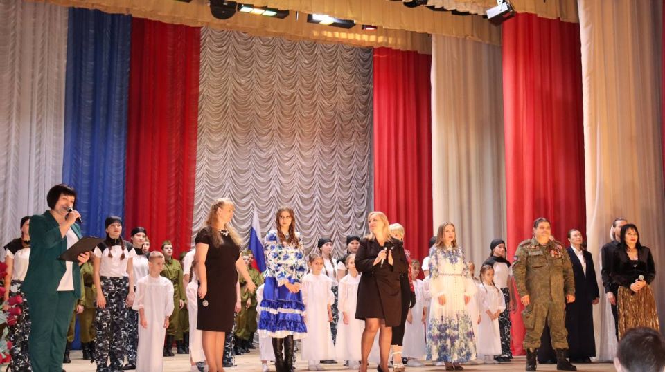 5 декабря во Дворце культуры ЯКХЗ прошел торжественный концерт "Герои в нашей памяти живут" 5 декабря во Дворце культуры ЯКХЗ прошел торжественный концерт "Герои в нашей памяти живут"