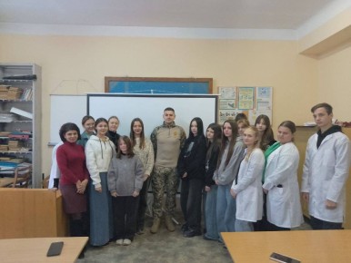 Провели «Урок мужества». В рамках акции «Спасибо Героям» Председатель Молодежного Парламента ДНР Сергей Журавлев рассказал студентам ГБПОУ «Донецкий техникум химических технологий и фармации» о настоящем героизме, силе духа...