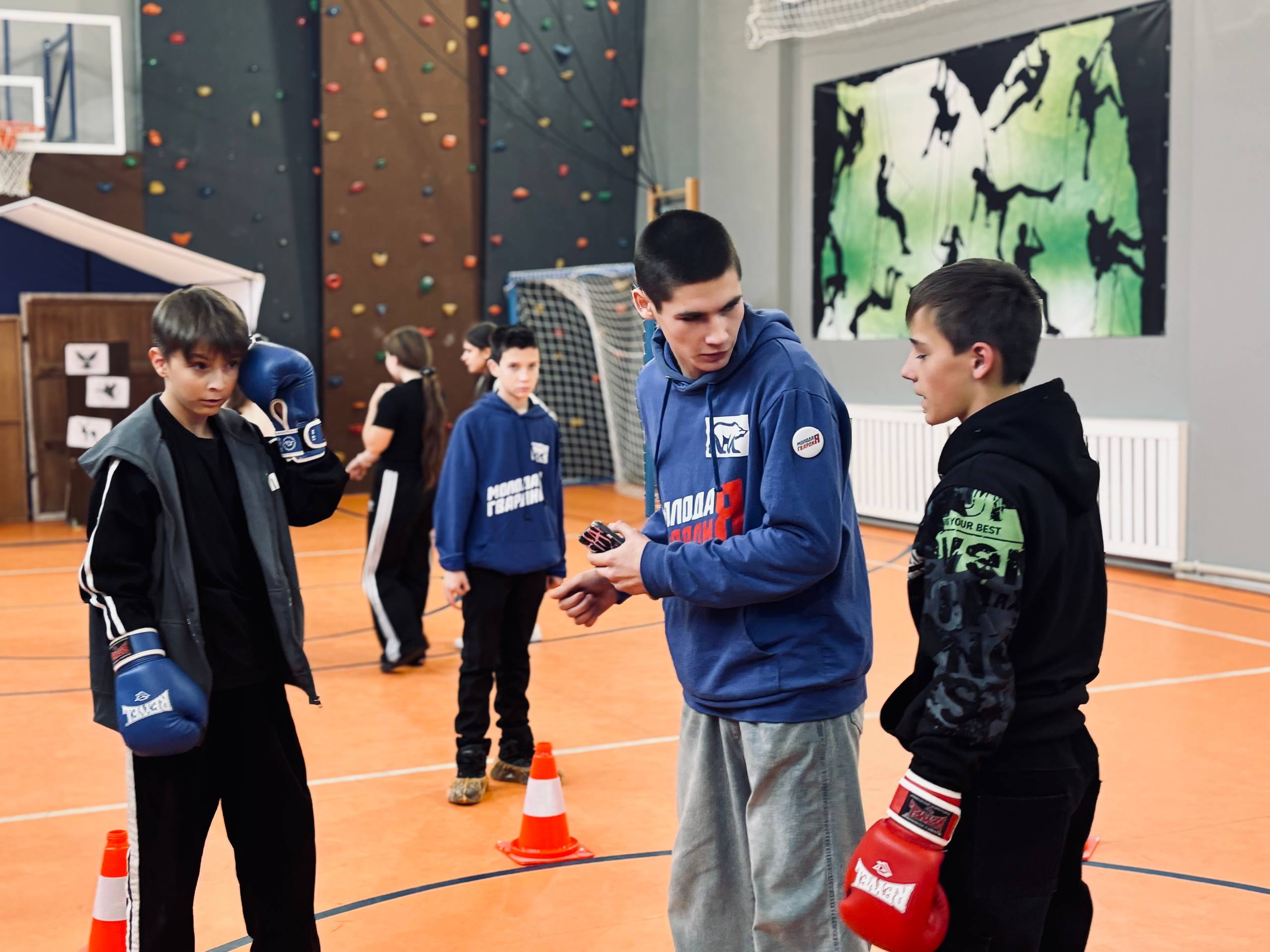 Молодёжка провела «Урок мужества» для школьников Молодёжка провела «Урок мужества» для школьников