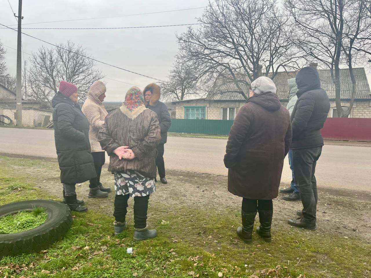 Заместитель главы Администрации муниципального образования городского округа Харцызск Виктория Рогожина провела встречу с жителями в пгт Шахтное на улице Клубной
