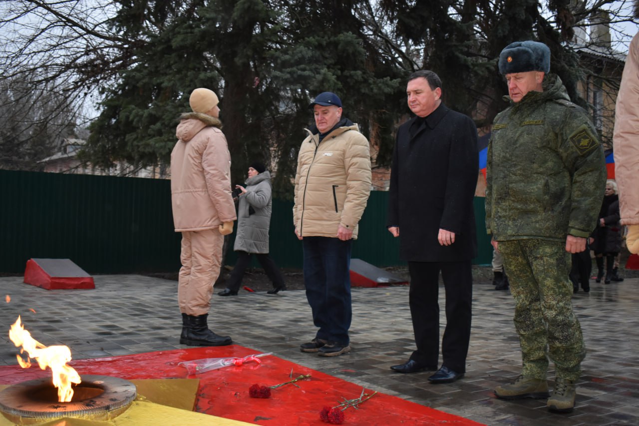 В Амвросиевке почтили Героев Отечества: Возложение цветов и поздравление главы округа В Амвросиевке почтили Героев Отечества: Возложение цветов и поздравление главы округа