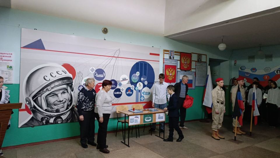 В Амвросиевской школе №5 открыли «Парту Героя» в честь Александра Кременя В Амвросиевской школе №5 открыли «Парту Героя» в честь Александра Кременя