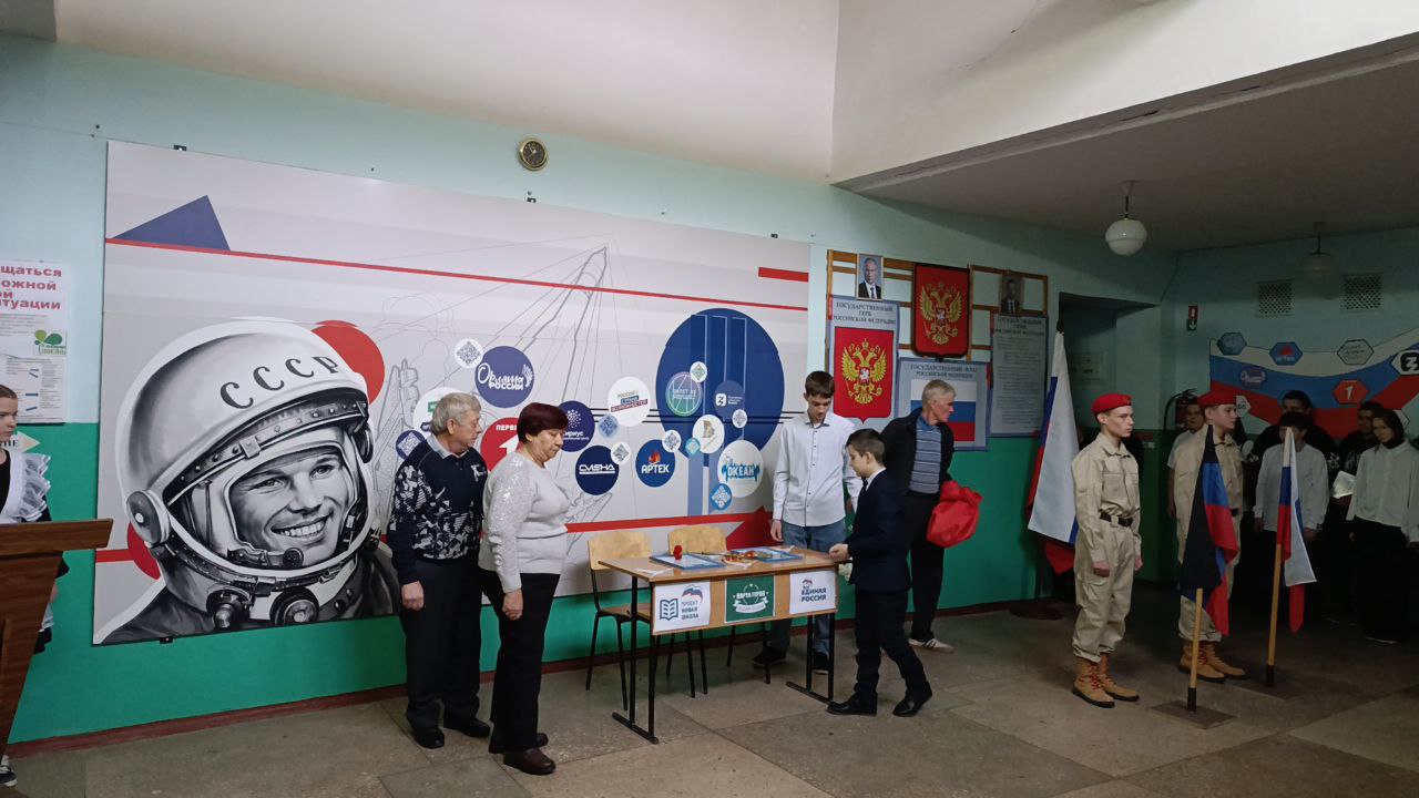 В Амвросиевской школе №5 открыли «Парту Героя» в честь Александра Кременя В Амвросиевской школе №5 открыли «Парту Героя» в честь Александра Кременя