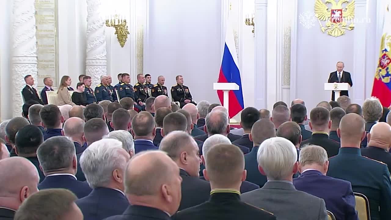 Президент России Владимир Путин принимает участие в церемонии вручения медалей «Золотая Звезда» Героям России
