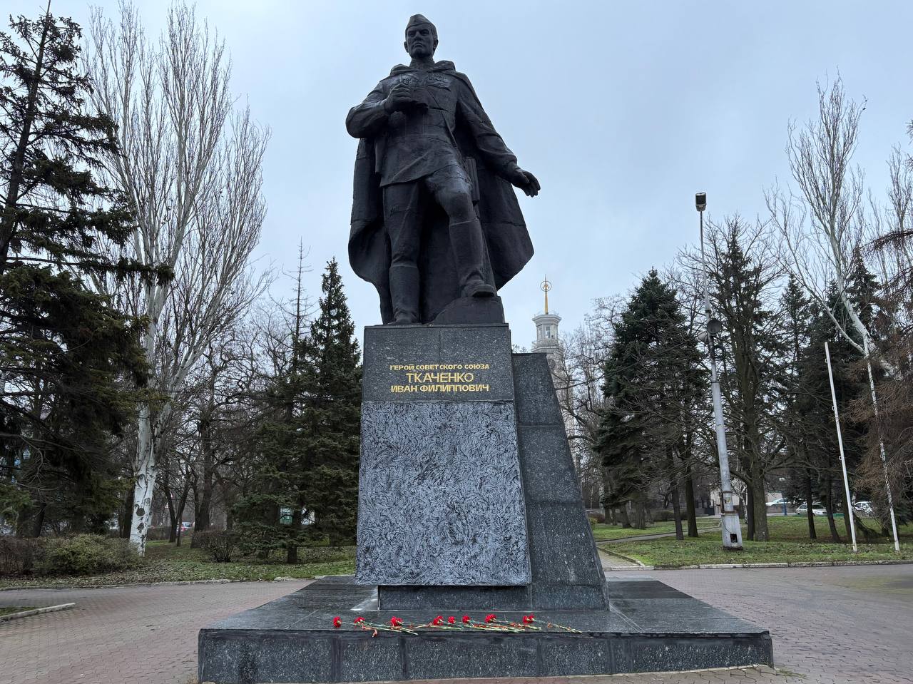 Сегодня,09.12.2025, в День Героев Отечества, возложили цветы к памятнику Героя Советского Союза Ивану Ткаченко Сегодня,09.12.2025, в День Героев Отечества, возложили цветы к памятнику Героя Советского Союза Ивану Ткаченко