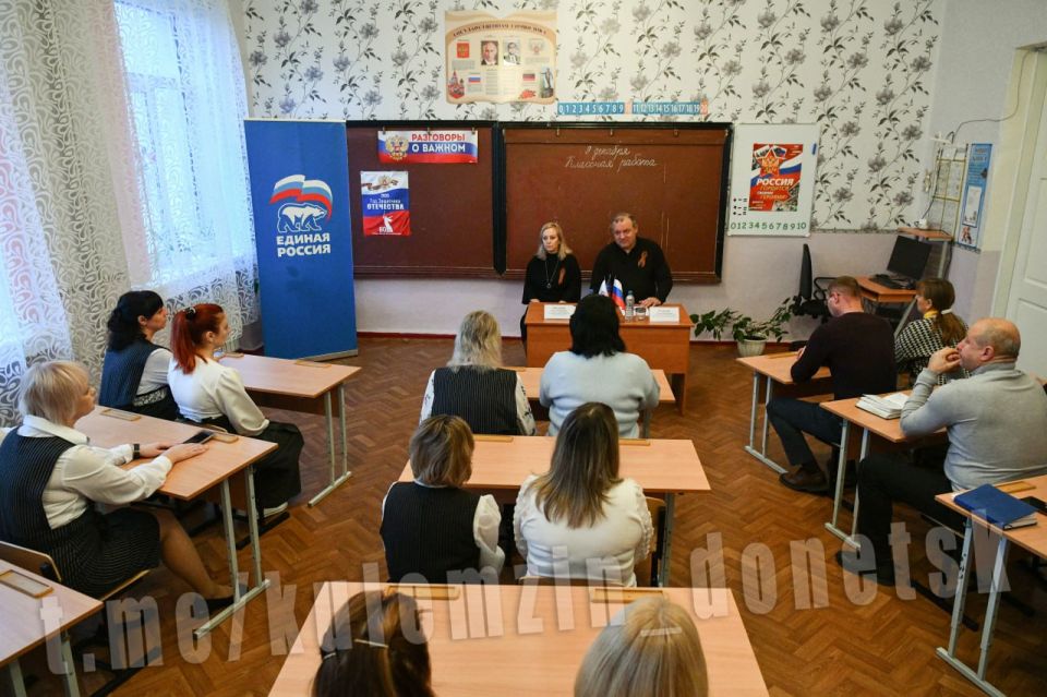Алексей Кулемзин: Сегодня встретился с жителями Петровского района, который долгое время подвергался атакам со стороны преступного киевского режима Алексей Кулемзин: Сегодня встретился с жителями Петровского района, который долгое время подвергался атакам со стороны преступного киевского режима