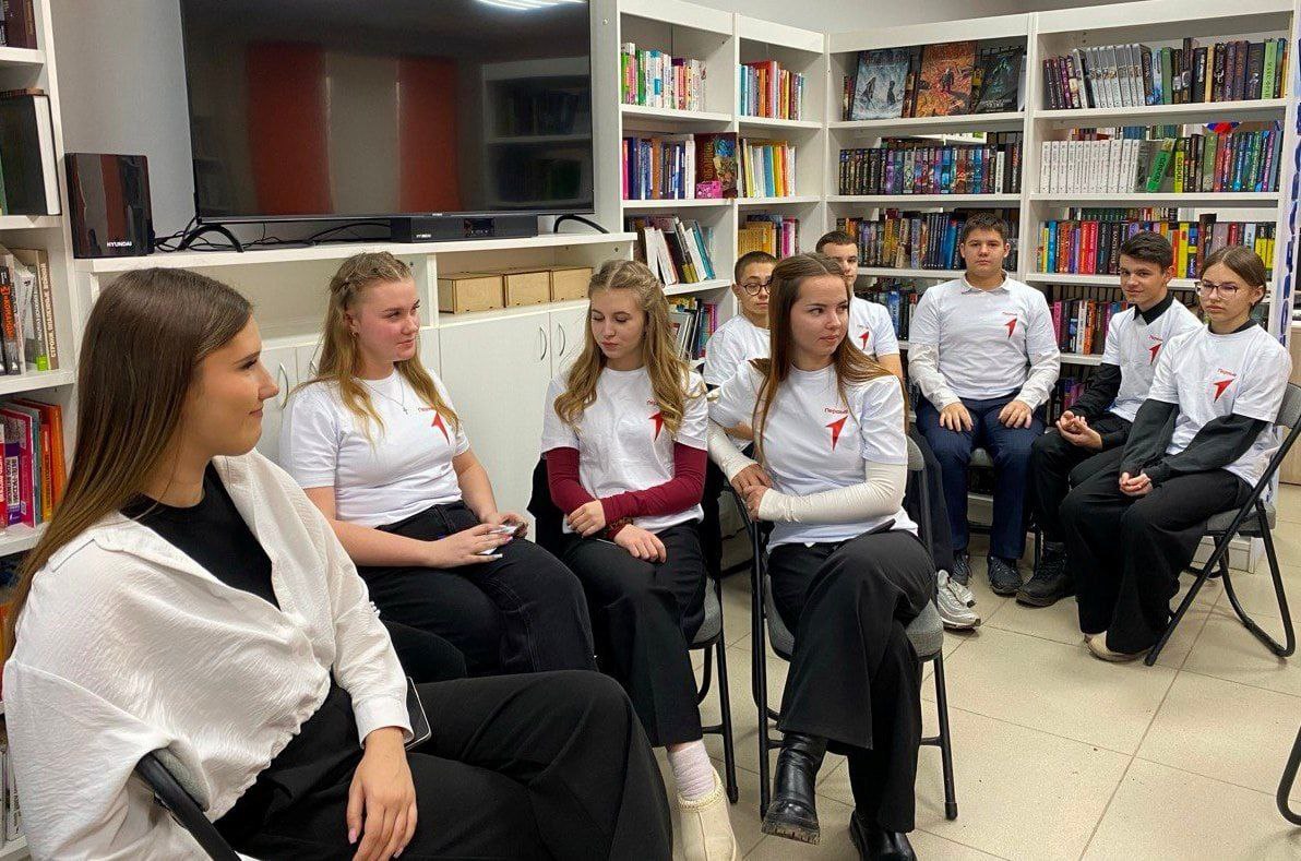 9 декабря в Новоазовской центральной районной библиотеки МБУ «Новоазовская РЦБС» совместно с молодёжной организацией "Движение первых" прошла интеллектуально-патриотическая игра «Страницы воинской славы» 9 декабря в Новоазовской центральной районной библиотеки МБУ «Новоазовская РЦБС» совместно с молодёжной организацией "Движение первых" прошла интеллектуально-патриотическая игра «Страницы воинской славы»