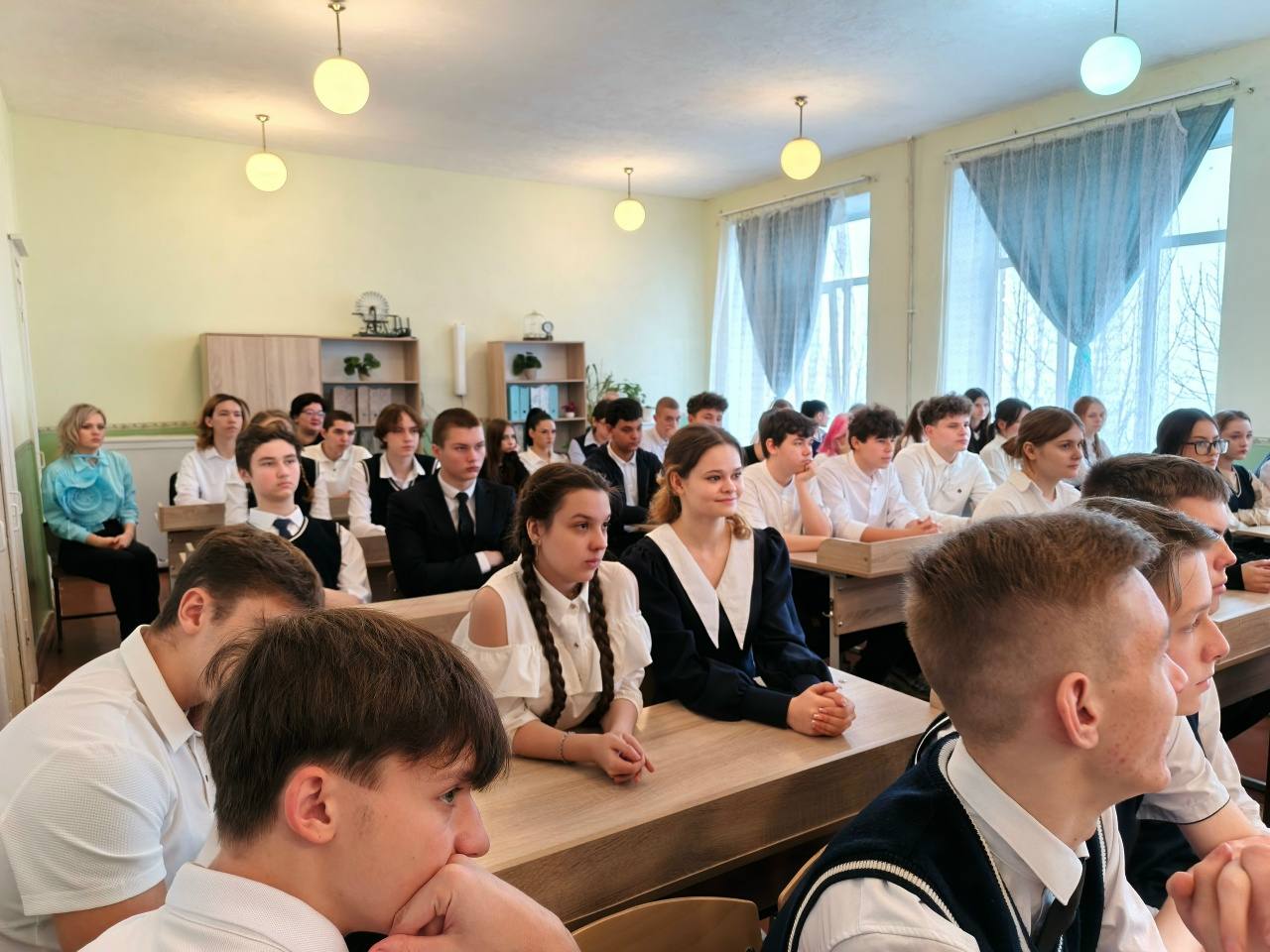 С целью реализации проекта "Мир возможностей" учащиеся 9-11 классов ознакомились с широким спектром проектов и возможностей для молодёжи