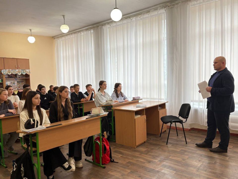 В Чермалыкской школе в рамках партийного "Единой России" проекта «Старший брат» прошла важная встреча, посвященная безопасности детей В Чермалыкской школе в рамках партийного "Единой России" проекта «Старший брат» прошла важная встреча, посвященная безопасности детей