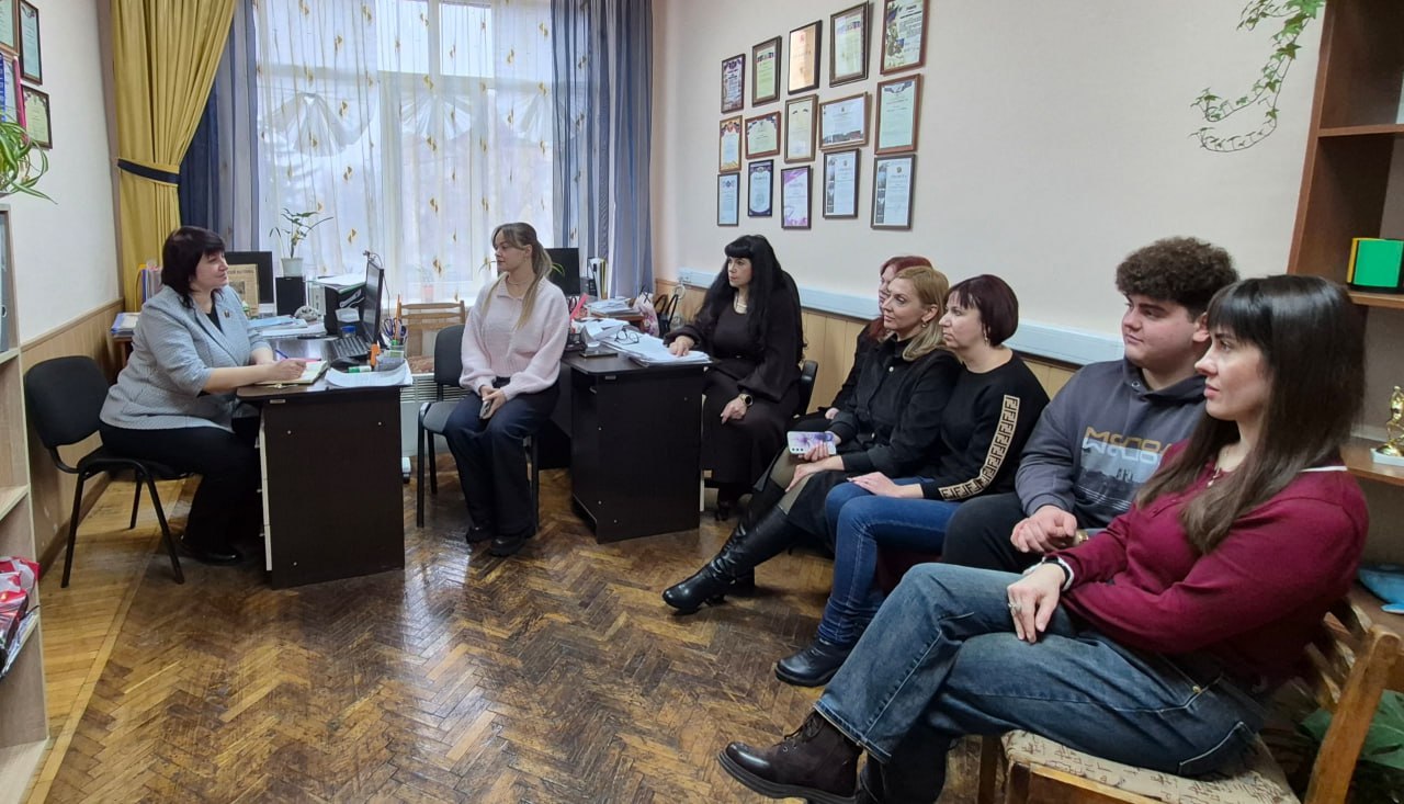 Сегодня Инна Алексеевна Рудакова, управляющая делами администрации городского округа Дебальцево, встретилась с сотрудниками отдела физической культуры и сектора молодежной политики