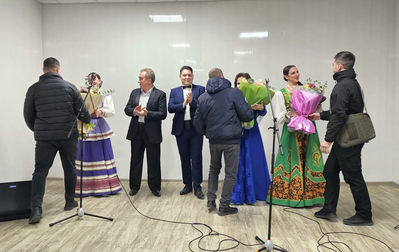 В канун Дня героев Отечества артисты «Донбасса» выступили перед участниками Специальной военной операции В канун Дня героев Отечества артисты «Донбасса» выступили перед участниками Специальной военной операции