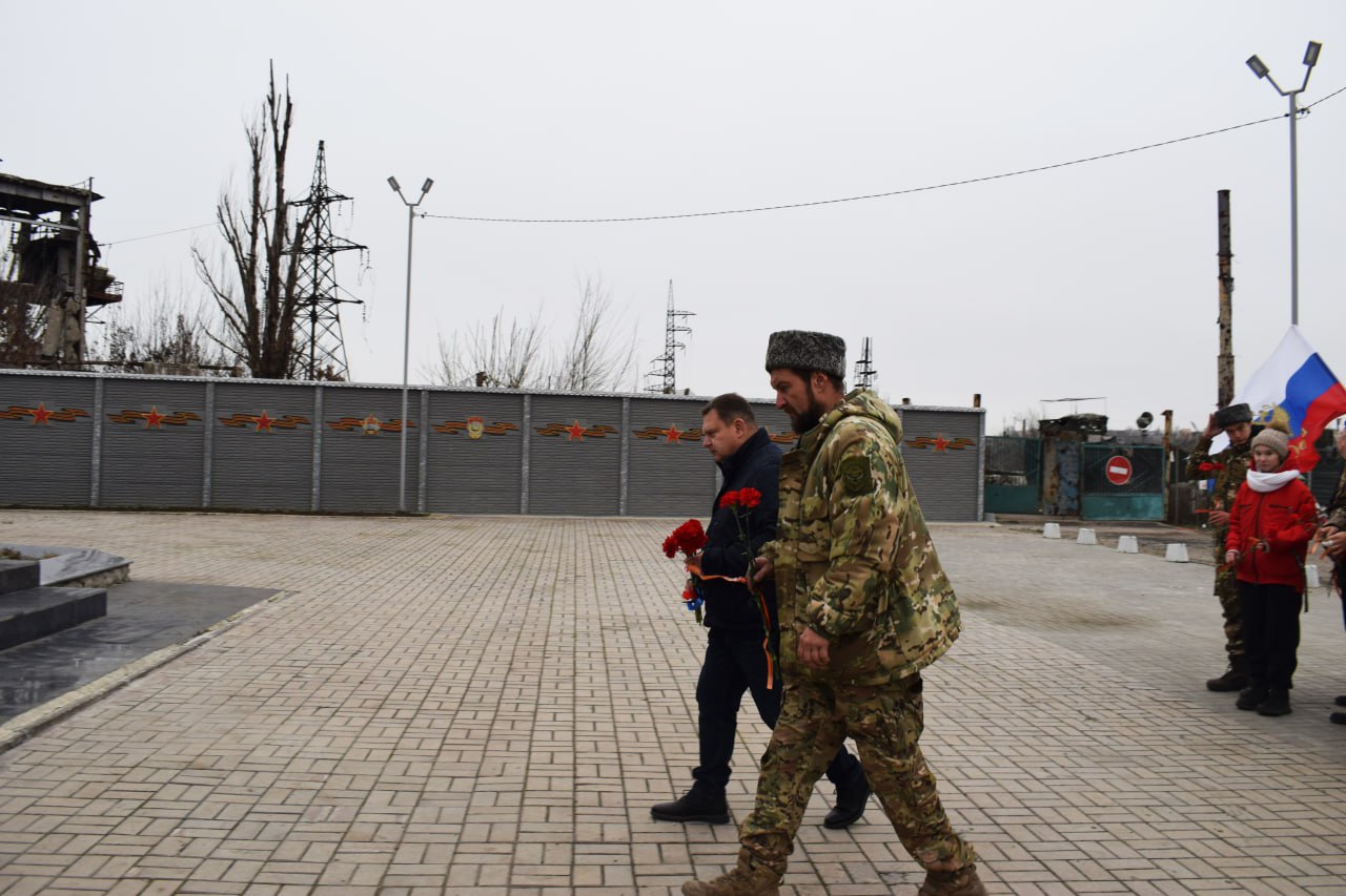 9 декабря, в этот знаменательный День Героев Отечества, казаки станицы Мариупольская, во главе с Атаманом, совместно с руководителем Управы Орджоникидзевского внутригородского района города Мариуполь, Игорем Анатольевичем... 9 декабря, в этот знаменательный День Героев Отечества, казаки станицы Мариупольская, во главе с Атаманом, совместно с руководителем Управы Орджоникидзевского внутригородского района города Мариуполь, Игорем Анатольевичем...