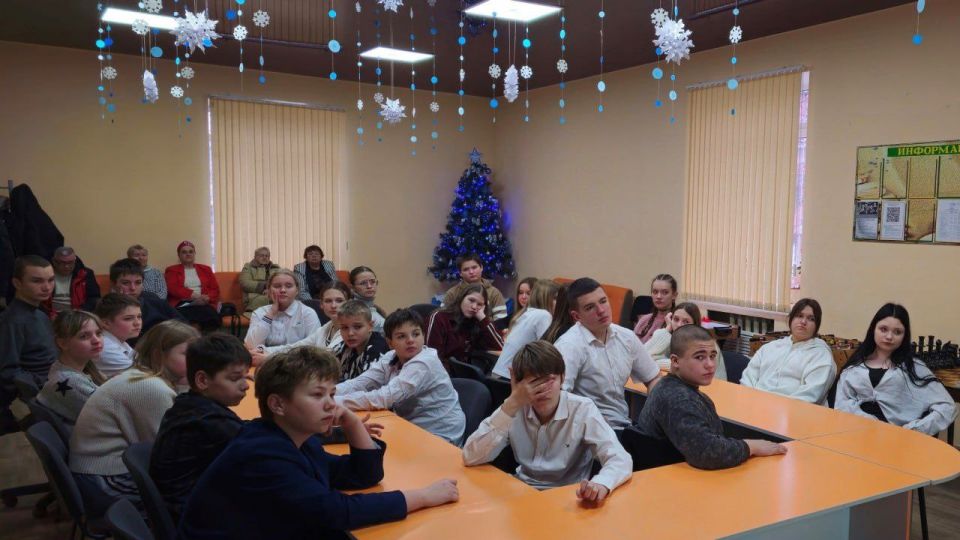 Сегодня, в День героев Отечества для школьников информационно-библиотечный отдел Дворца культуры провёл исторический калейдоскоп «Державы российской герои» Сегодня, в День героев Отечества для школьников информационно-библиотечный отдел Дворца культуры провёл исторический калейдоскоп «Державы российской герои»