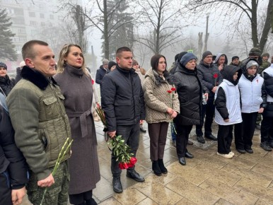 В Снежном отмечают День Героев Отечества