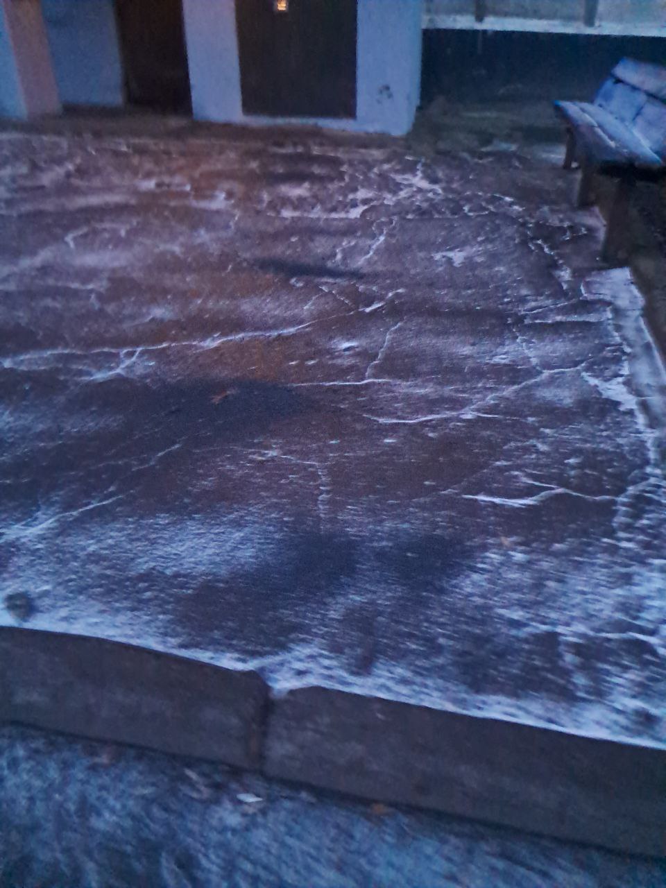 В Шахтерске проводятся работы по посыпке придомовых территорий В Шахтерске проводятся работы по посыпке придомовых территорий