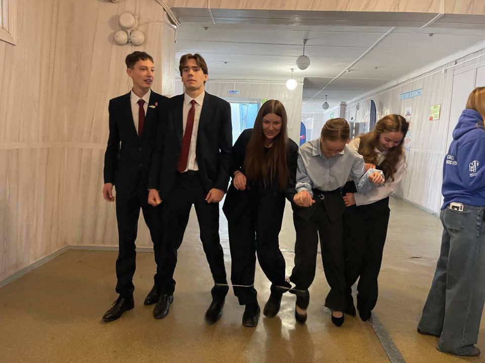 4 декабря учащиеся 8-11 классов школ городского округа Макеевка приняли участие в форуме «Вверх», организованном ДРОО «МР» ДРО ВОО «МГЕР» ДНР с целью привлечения новых активистов 4 декабря учащиеся 8-11 классов школ городского округа Макеевка приняли участие в форуме «Вверх», организованном ДРОО «МР» ДРО ВОО «МГЕР» ДНР с целью привлечения новых активистов