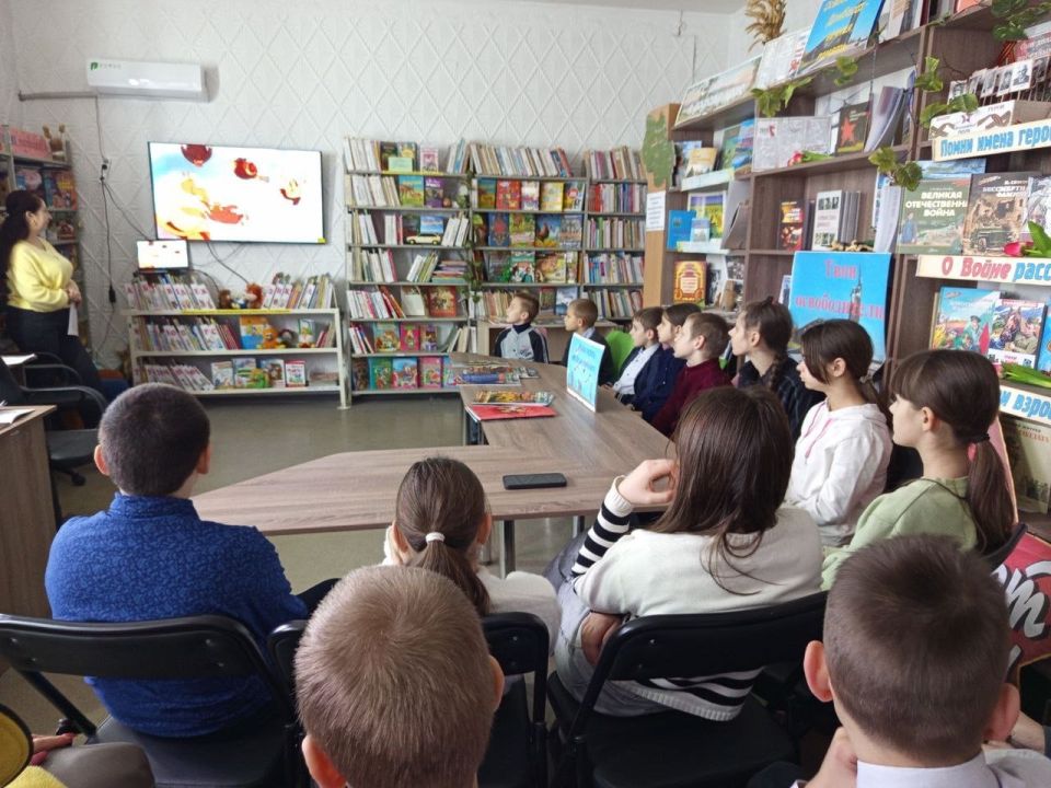 В Старобешево прошел библиотечный урок, посвященный Дню Героев Отечества В Старобешево прошел библиотечный урок, посвященный Дню Героев Отечества