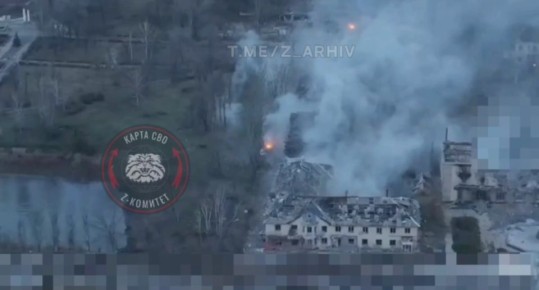 Поражение группы противника из 9 человек ударом 300-мм корректируемого боеприпаса РСЗО "Торнадо-С" по зданию в Мирнограде, куда перед этим зашла группа противника, публикует канал «Z комитет + карта СВО»