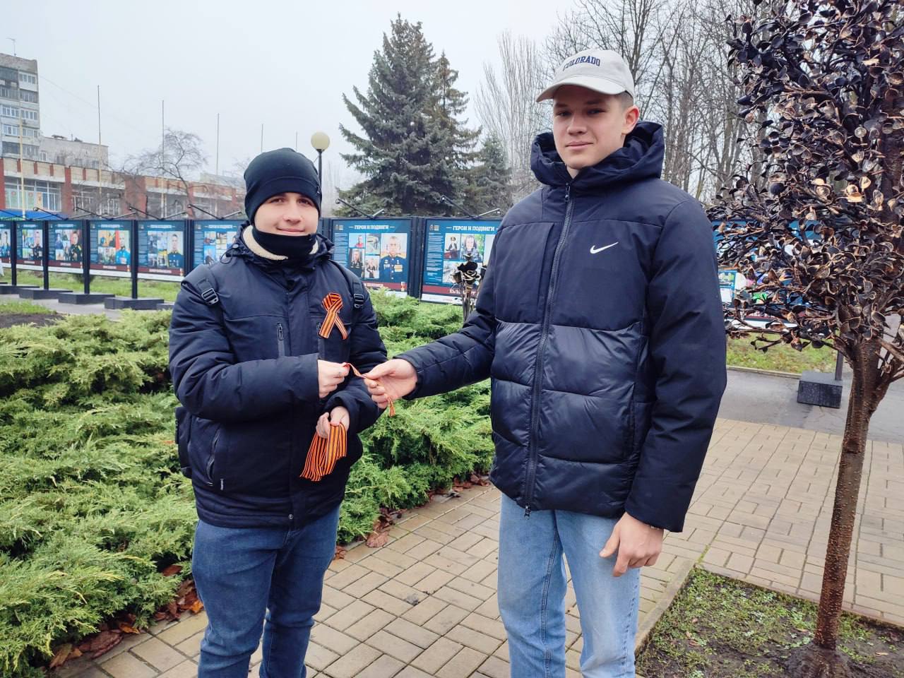 Елена Рязанцева: Героев помним имена!. 9 декабря, в рамках комплекса мероприятий по празднованию Дня Героев Отечества, в Пролетарском районе города Донецка состоялась патриотическая акция «Героев помним имена!» Елена Рязанцева: Героев помним имена!. 9 декабря, в рамках комплекса мероприятий по празднованию Дня Героев Отечества, в Пролетарском районе города Донецка состоялась патриотическая акция «Героев помним имена!»