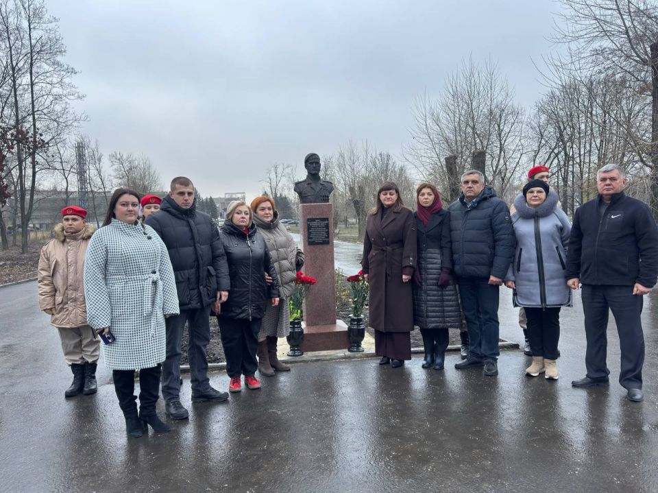 В День Героев Отечества депутаты Народного Совета почтили память Владимира Жоги, Героя России и ДНР В День Героев Отечества депутаты Народного Совета почтили память Владимира Жоги, Героя России и ДНР