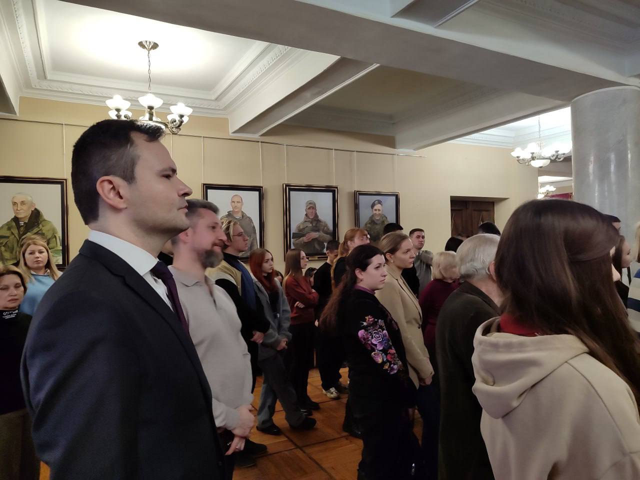В Донецкой филармонии открыли выставку памяти героев Отечества В Донецкой филармонии открыли выставку памяти героев Отечества