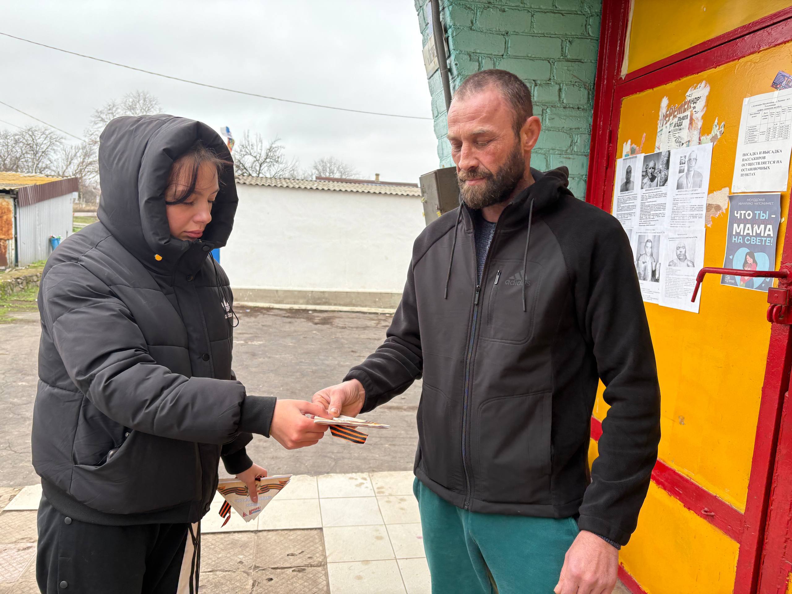 Позабыть мы их не в праве. Активисты Тельмановского районного штаба МР и МГЕР ДНР провели акцию «Герои Отечества» Позабыть мы их не в праве. Активисты Тельмановского районного штаба МР и МГЕР ДНР провели акцию «Герои Отечества»