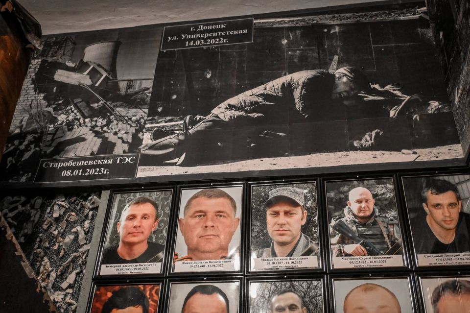 Помним наших героев. Старобешевское отделение Молодёжки совместно с Мемориальным музеем П.Н.Ангелиной для учащихся 11 класса школы №1 провели мероприятие, посвящённое Дню Героев Отечества Помним наших героев. Старобешевское отделение Молодёжки совместно с Мемориальным музеем П.Н.Ангелиной для учащихся 11 класса школы №1 провели мероприятие, посвящённое Дню Героев Отечества