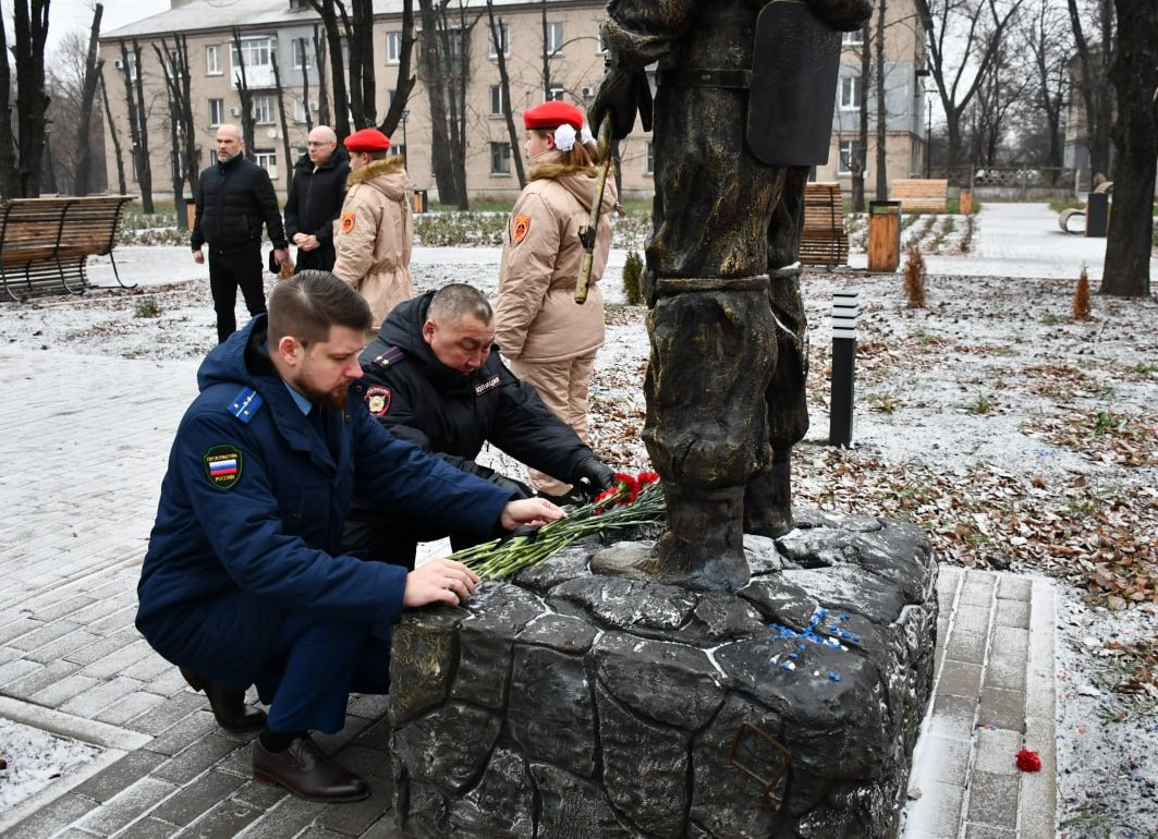 День Героев Отечества — это важный праздник для всей нашей страны, когда мы отдаем дань уважения тем, кто проявил мужество и героизм в защите Родины День Героев Отечества — это важный праздник для всей нашей страны, когда мы отдаем дань уважения тем, кто проявил мужество и героизм в защите Родины