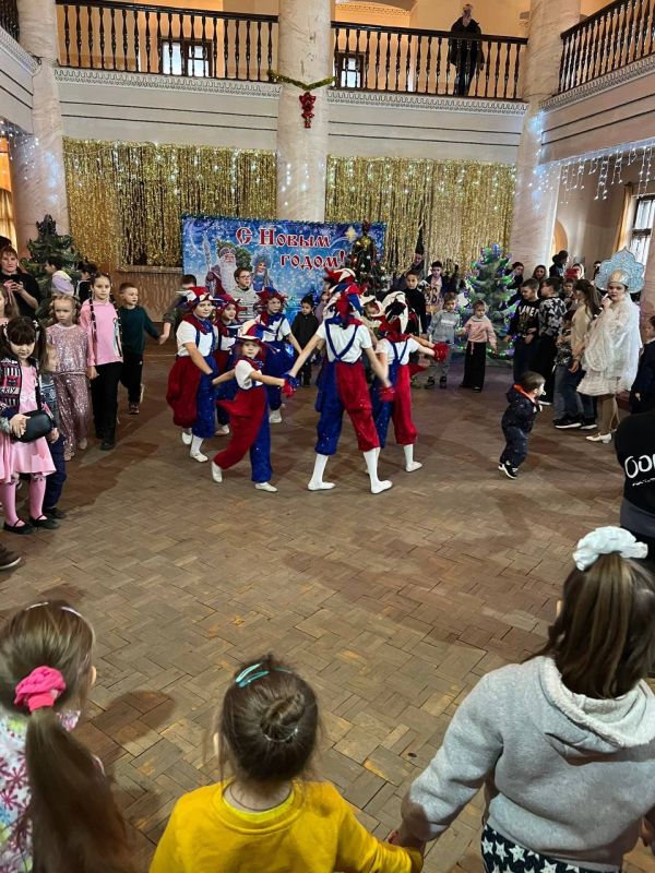 В отделе культурно-досуговой деятельности МБУ «ГДК им. В.Г. Кирсановой» развернулось волшебное действо: новогодняя игровая программа «У порога Новый год», распахнувшая свои двери для детей участников специальной военной... В отделе культурно-досуговой деятельности МБУ «ГДК им. В.Г. Кирсановой» развернулось волшебное действо: новогодняя игровая программа «У порога Новый год», распахнувшая свои двери для детей участников специальной военной...