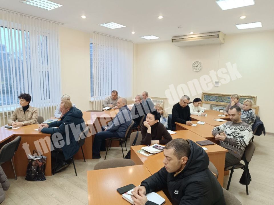Сегодня в администрации г.о. Донецк провели обучение по охране труда для должностных лиц и работников в целях реализации норм и соблюдения требований Трудового кодекса Российской Федерации Сегодня в администрации г.о. Донецк провели обучение по охране труда для должностных лиц и работников в целях реализации норм и соблюдения требований Трудового кодекса Российской Федерации