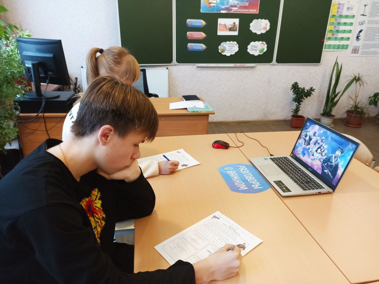 Учебная неделя стартовала с внесения Государственного флагов Российской Федерации и Донецкой Народной Республики, торжественного исполнения гимна Учебная неделя стартовала с внесения Государственного флагов Российской Федерации и Донецкой Народной Республики, торжественного исполнения гимна