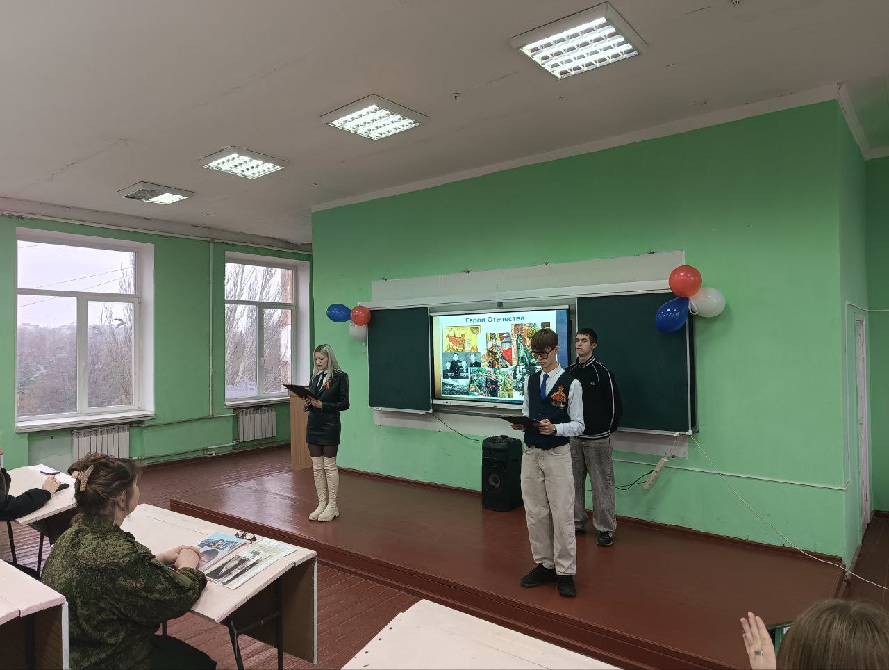 В День героев Отечества в Торезском филиале РАНХиГС прошёл Урок мужества "От героев былых времен..." В День героев Отечества в Торезском филиале РАНХиГС прошёл Урок мужества "От героев былых времен..."