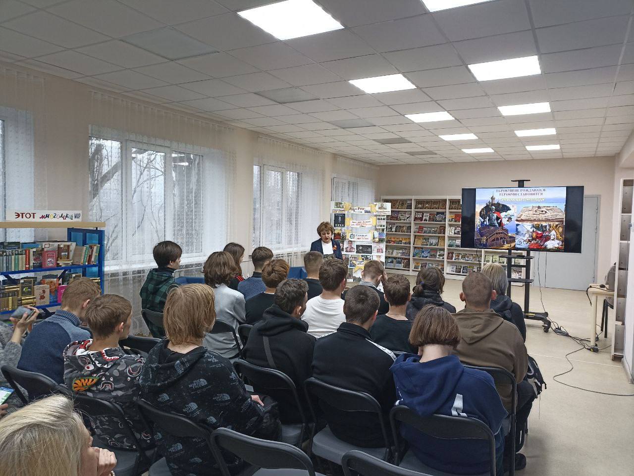 9 декабря в день Героев Отечества, в читальном зале центральной городской модельной библиотеке прошло памятное мероприятие «Бессмертен тот, кто Отечество спас» 9 декабря в день Героев Отечества, в читальном зале центральной городской модельной библиотеке прошло памятное мероприятие «Бессмертен тот, кто Отечество спас»