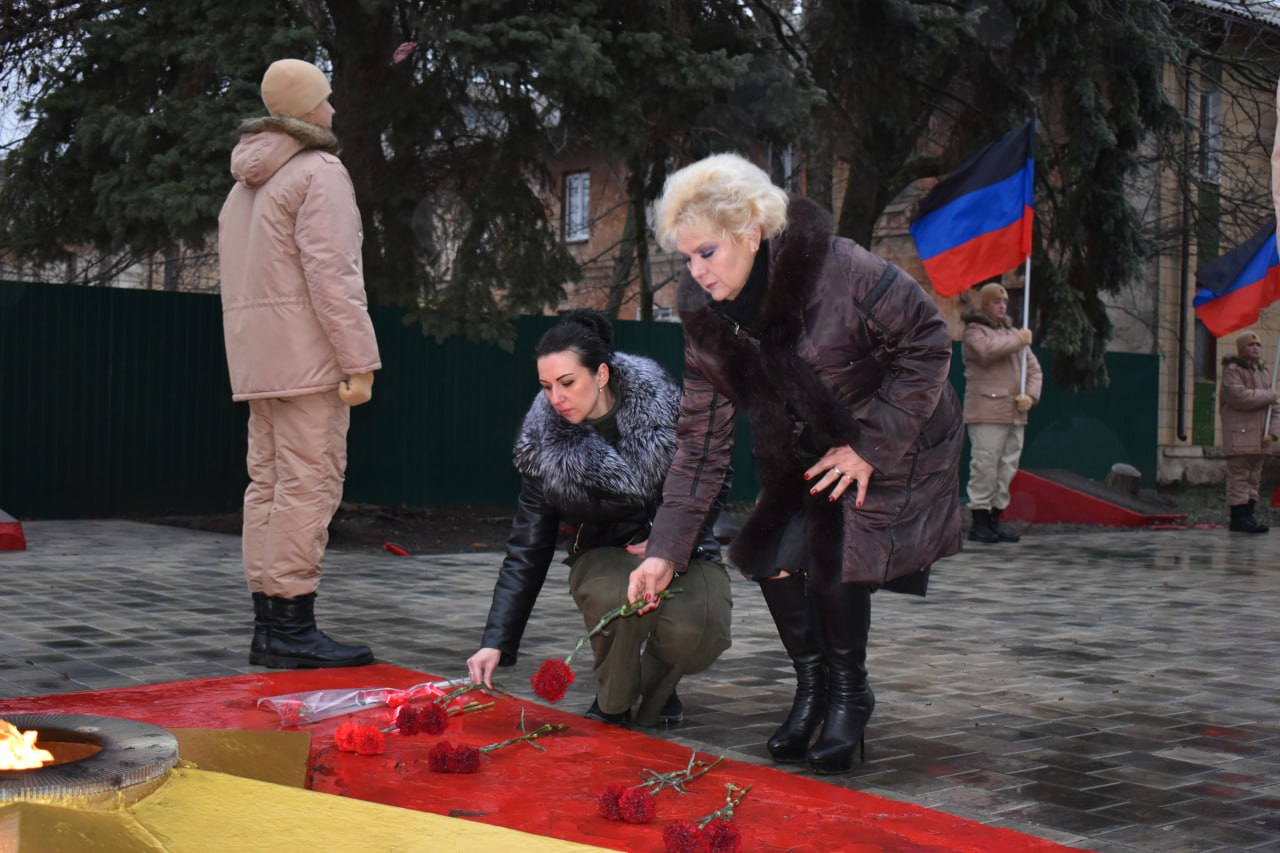 Игорь Лызов: В День Героев Отечества в Мемориальном сквере Амвросиевки вместе с коллега и единомышленниками возложили цветы к Вечному огню в память о сильных и мужественных людях, чьи подвиги и заслуги внесли вклад в защиту... Игорь Лызов: В День Героев Отечества в Мемориальном сквере Амвросиевки вместе с коллега и единомышленниками возложили цветы к Вечному огню в память о сильных и мужественных людях, чьи подвиги и заслуги внесли вклад в защиту...